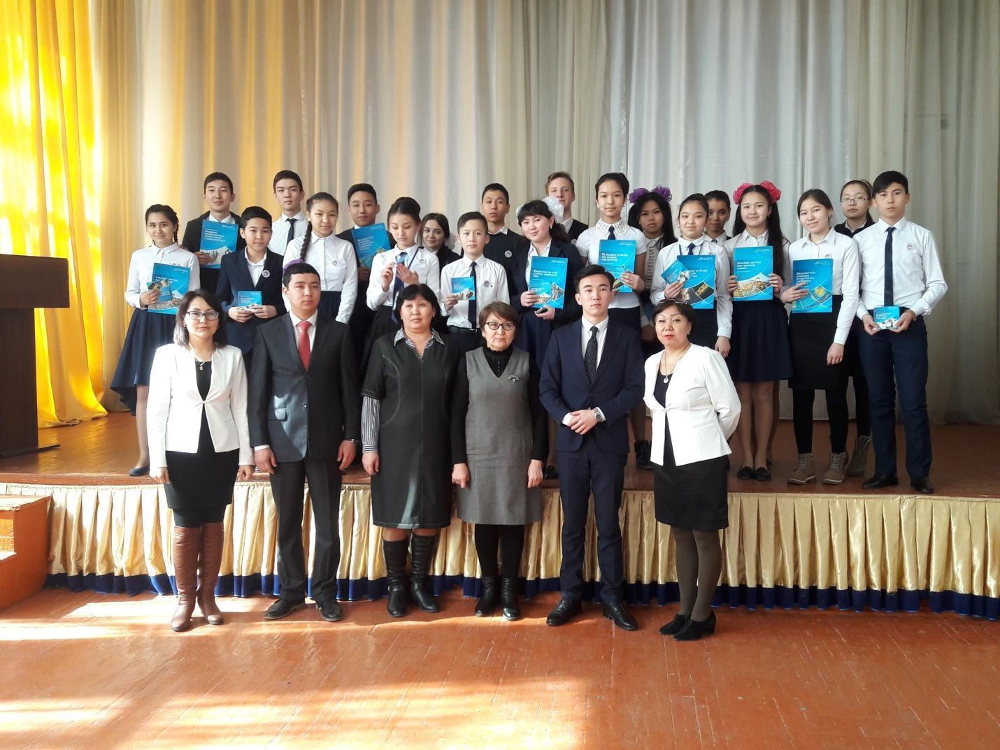 Адал ұрпақ» топ мүшелеріне төс белгілерін табыстау