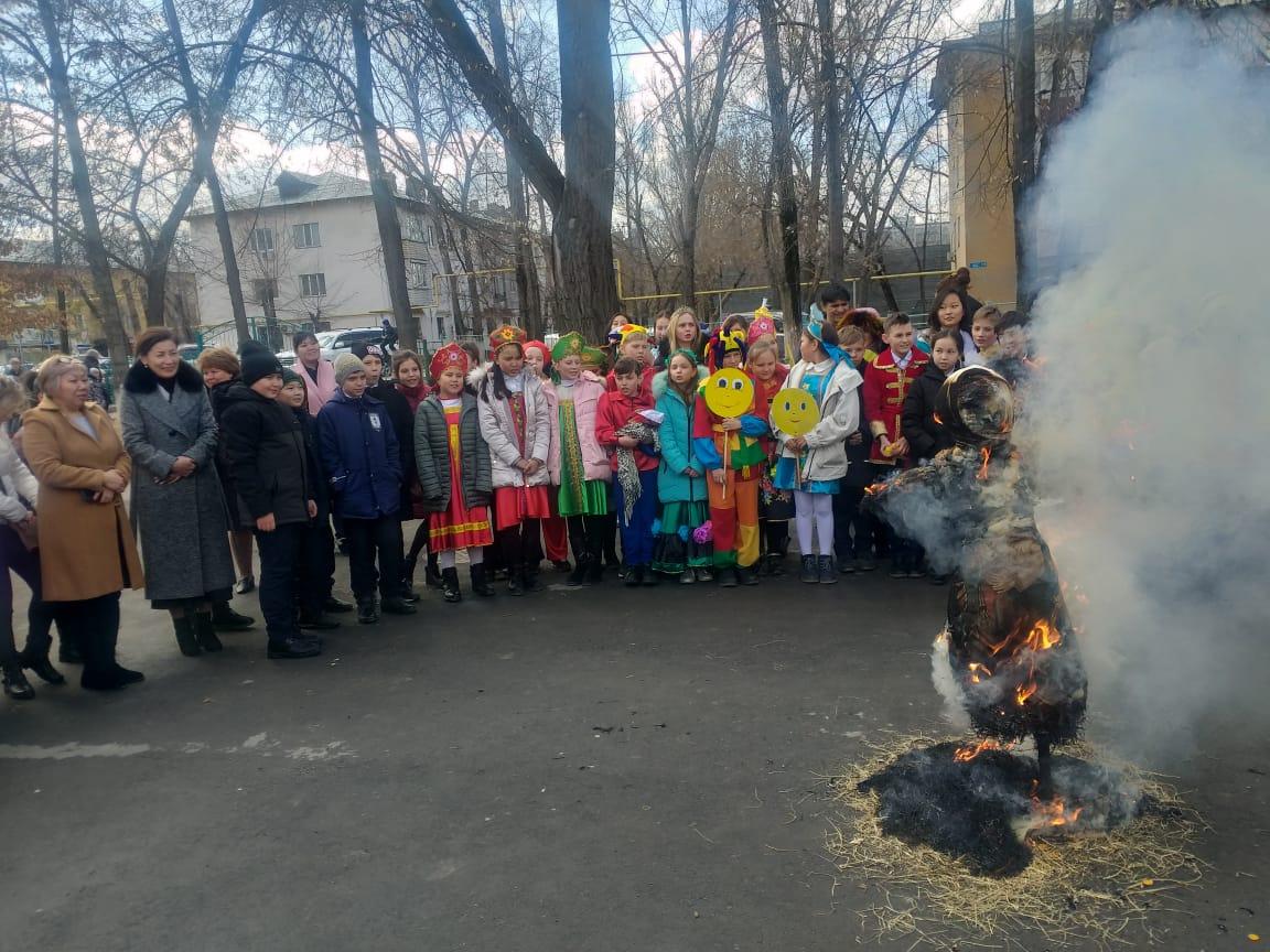 №7 орта мектеп қысты шығарып салды. "Масленицадан" көріністер.